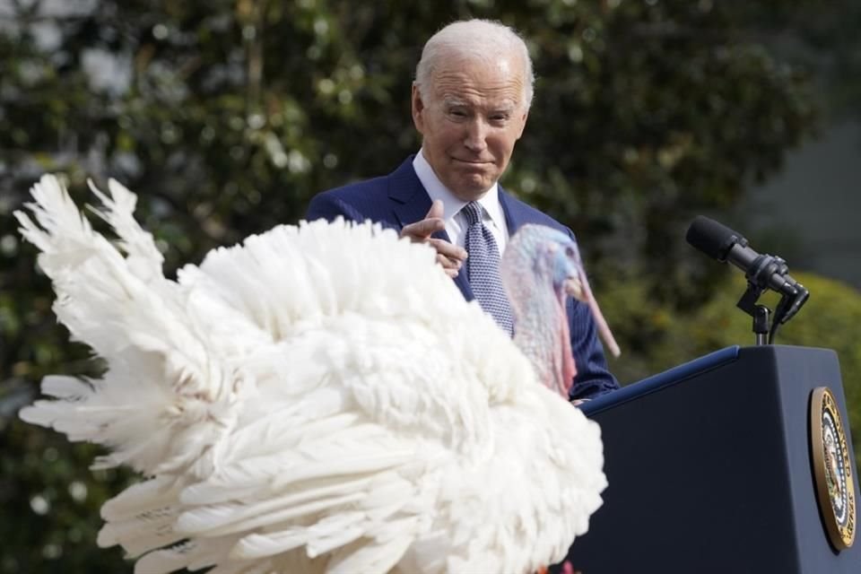 El Presidente de Estados Unidos durante la ceremonia de perdón a un pavo con motivo del Día de Acción de Gracias, en Washington.