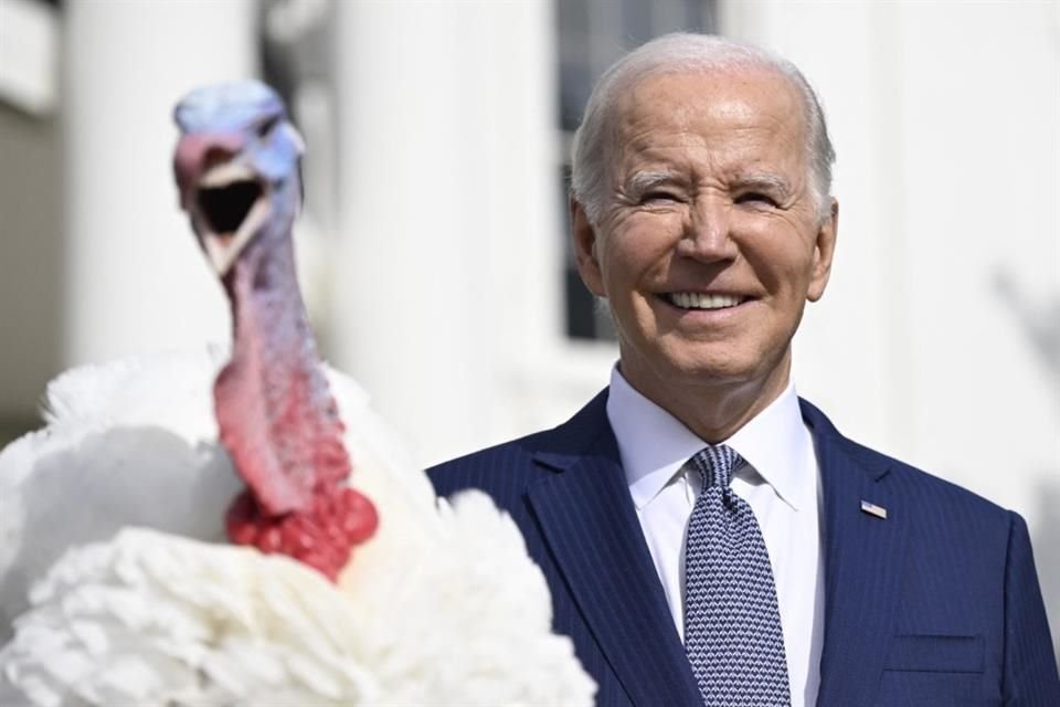 El Presidente de EU perdonó a un pavo durante una ceremonia anual con motivo del Día de Acción de Gracias, en Washington.