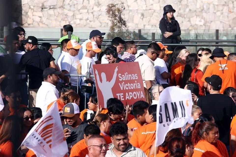 'Salinas Victoria te apoya', se puede leer en un cártel.