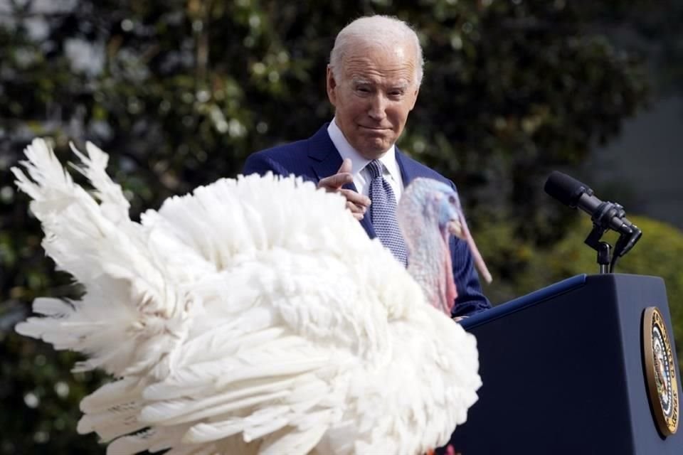 El presidente de EU, Joe Biden, celebró este domingo su cumpleaños 81 indultando pavos por Acción de Gracias.