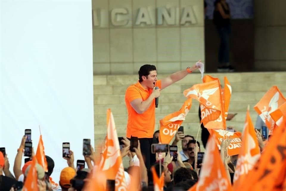 Samuel habló ante decenas de simpatizantes en la Explanada de los Tres Museos.