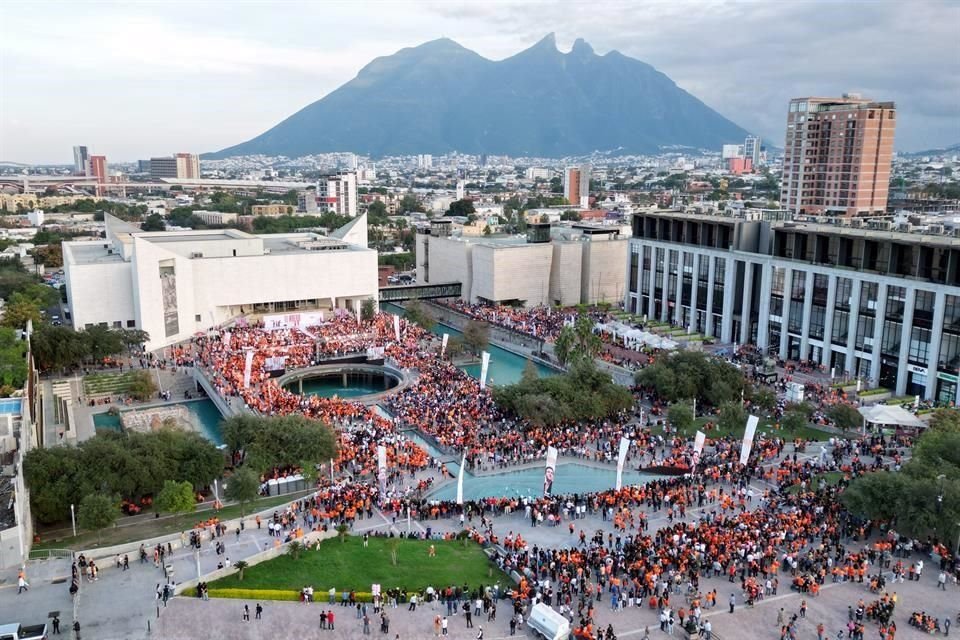 Los asistentes al arranque de la precampaña de Samuel García se congregaron en la explanada de los Tres Museos.