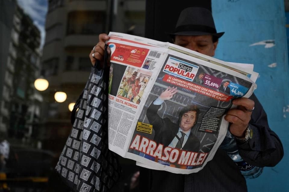 Un hombre lee un periódico con el triunfo de Milei en la primera plana, el 20 de noviembre, en Buenos Aires.