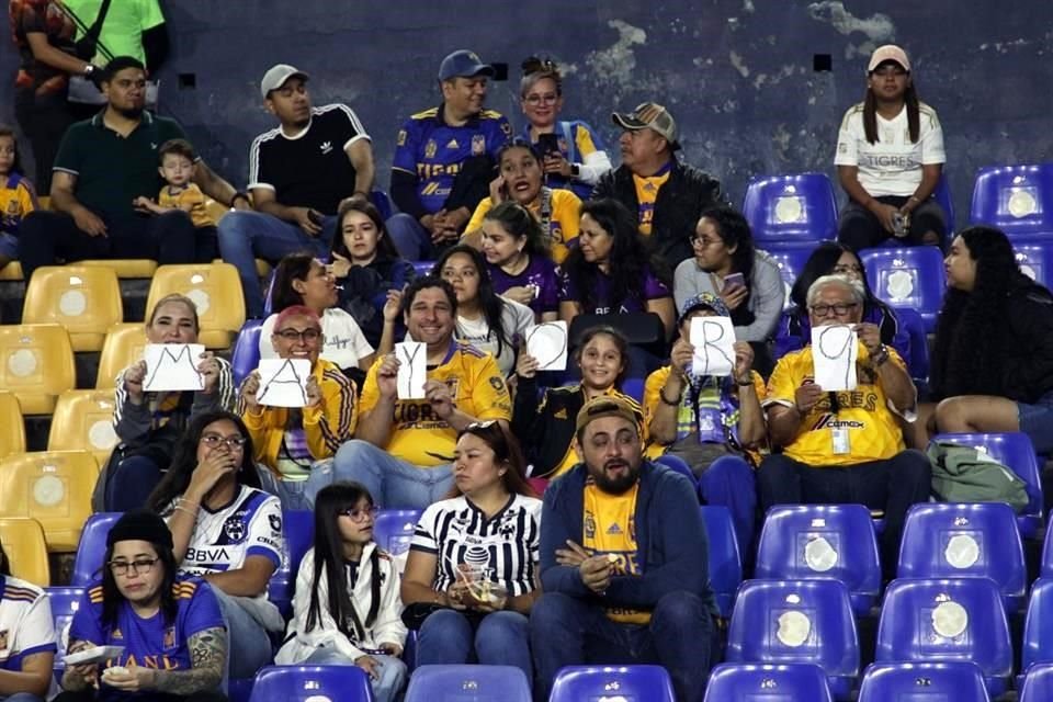 Las aficiones de Tigres Femenil y Rayadas ya comienzan a poblar las tribunas del Uni.