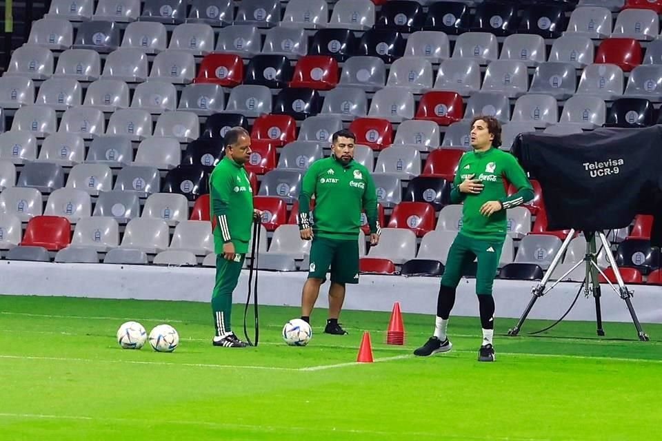 En la práctica de este lunes en el Estadio Azteca, Guillermo Ochoa trabajó por separado.