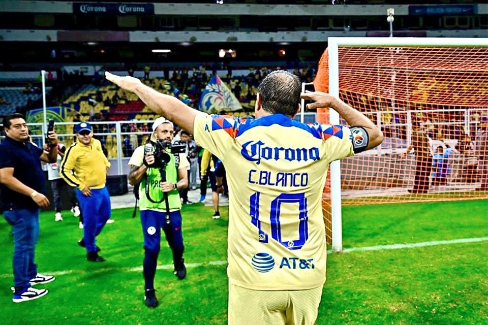 El Gobernador de Morelos, Cuauhtémoc Blanco, encabezó el domingo al equipo de leyendas del América en un partido contra las Chivas, mientras la inseguridad provocó una noche de terror en Cuernavaca.