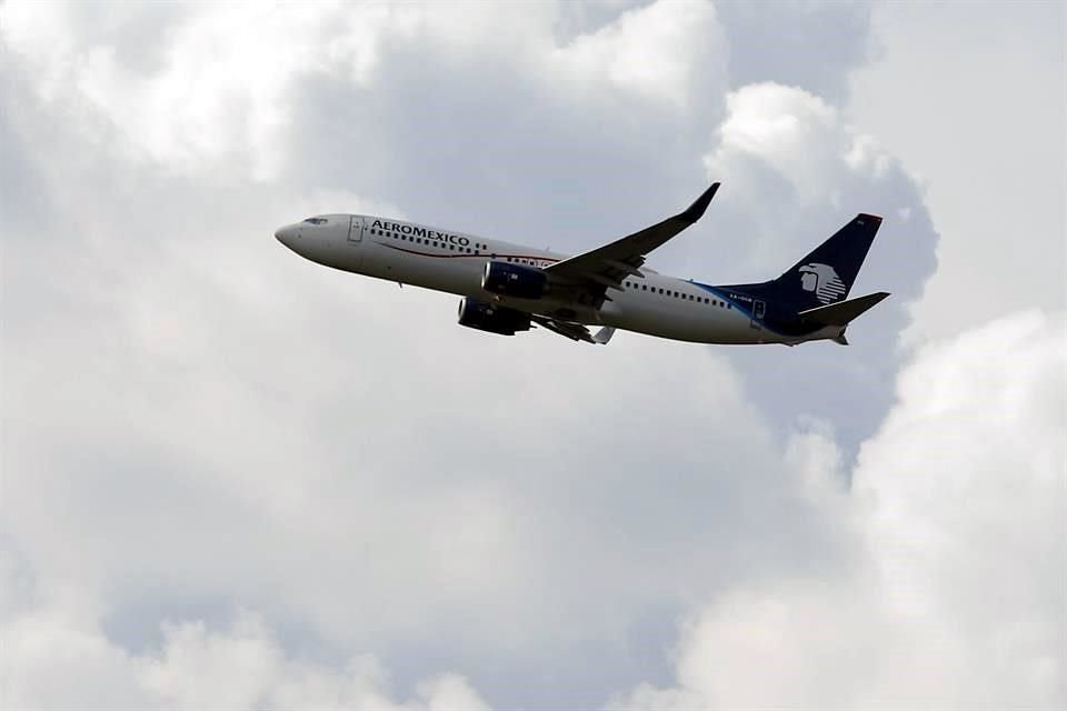Tras amago de EU de retirar unidad antimonopolio de Delta y Aeroméxico, SICT dijo que medidas de 4T en sector aéreo han mejorado eficiencia.