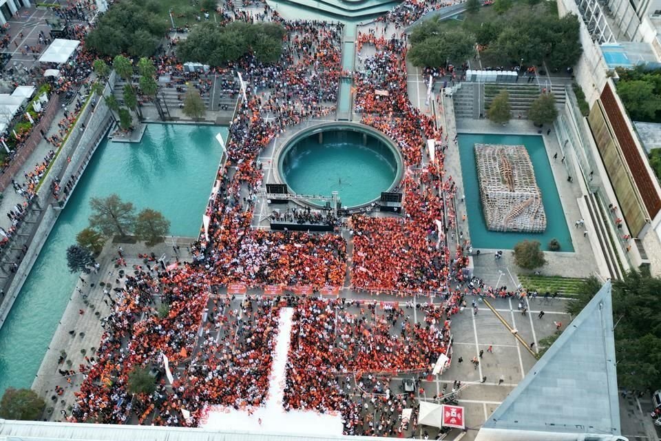 Según Movimiento Ciudadano, fueron unas 25 mil personas las que asistieron al arranque, aunque en la plaza había algunos huecos.