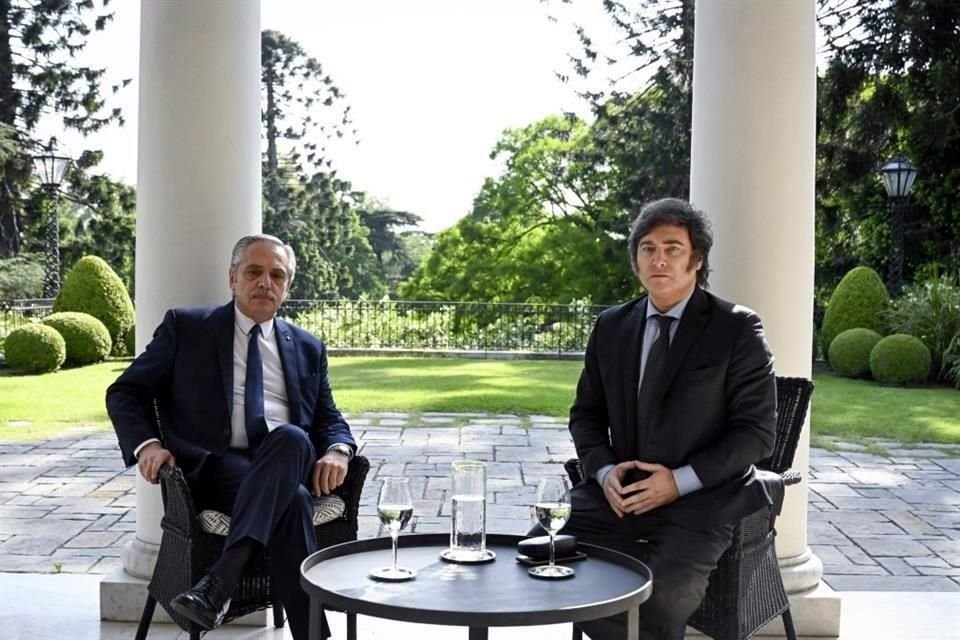 El Presidente electo de Argentina, Javier Milei, se reunió con el Mandatario saliente, Alberto Fernández, para dar inicio a la transición.