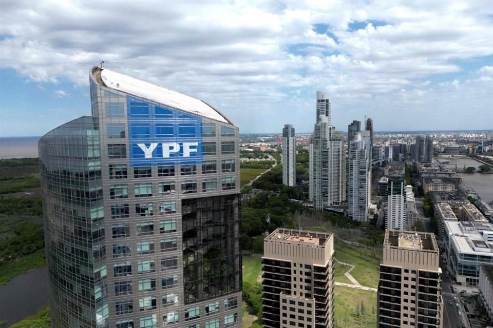 Vista de la sede de la petrolera argentina YPF, que Javier Milei prometió privatizar.