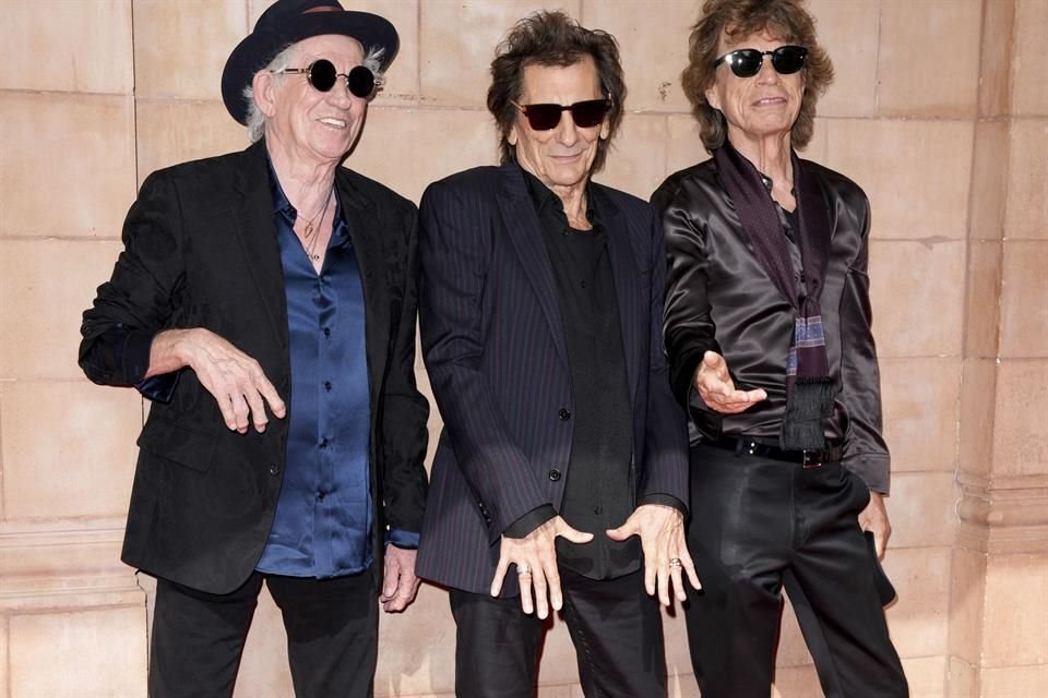 Keith Richards, de izquierda a derecha, Ronnie Wood y Mick Jagger posan para los fotógrafos al llegar al evento de lanzamiento de Hackney Diamonds.