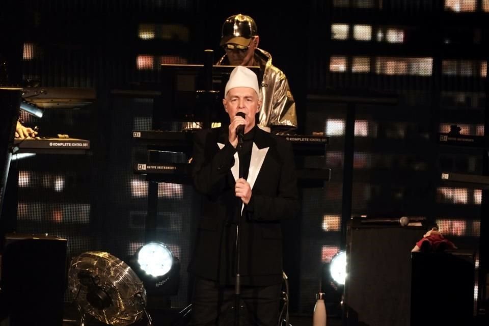 Pet Shop Boys puso a bailar a 3 mil personas en el Teatro Metropólitan a pesar de tener una producción sencilla.