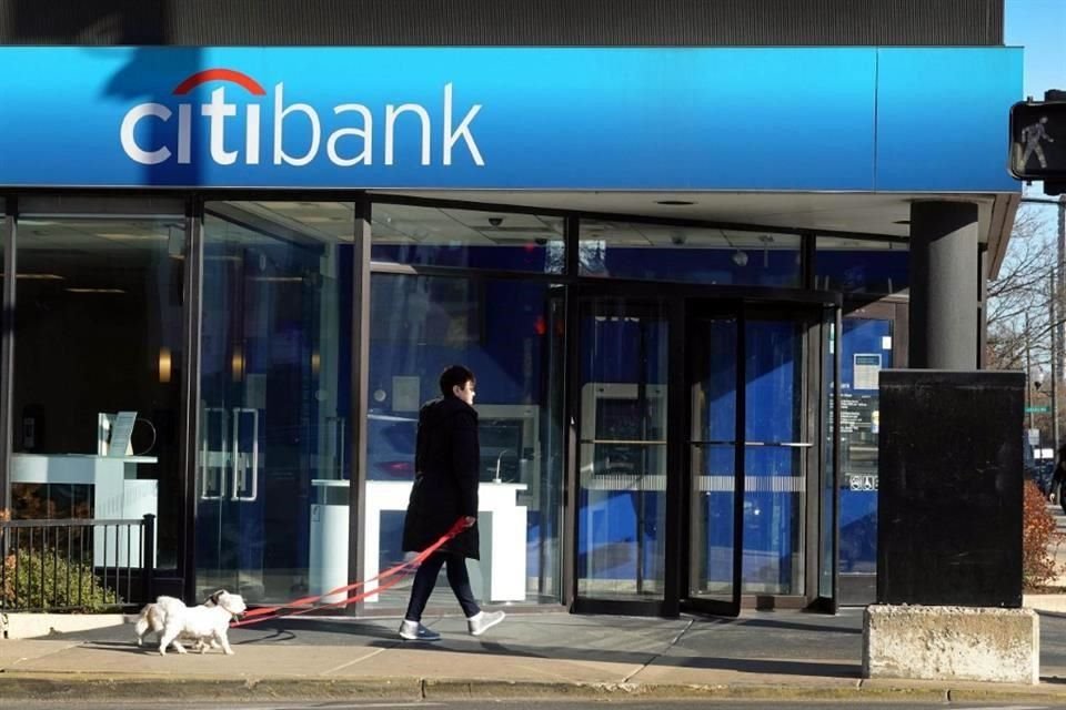 Varios operadores senior están abandonando Citigroup Inc como parte de la amplia reestructuración del gigante de Wall Street.