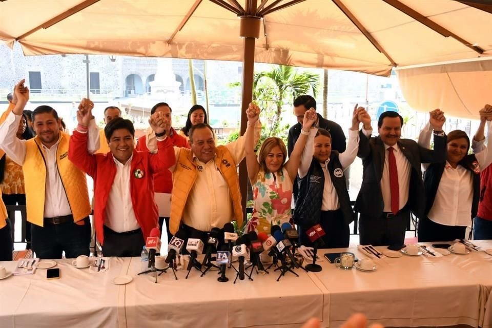 Lucy Meza y dirigentes en conferencia de prensa en Cuernavaca.