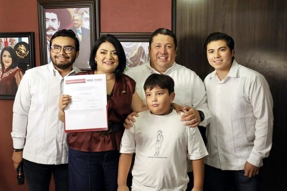 Durante su corta trayectoria política, Salazar enfrenta acusaciones de pedir moches a proveedores en el Conalep, luego de fungir como directora administrativa del plantel en Tampico.