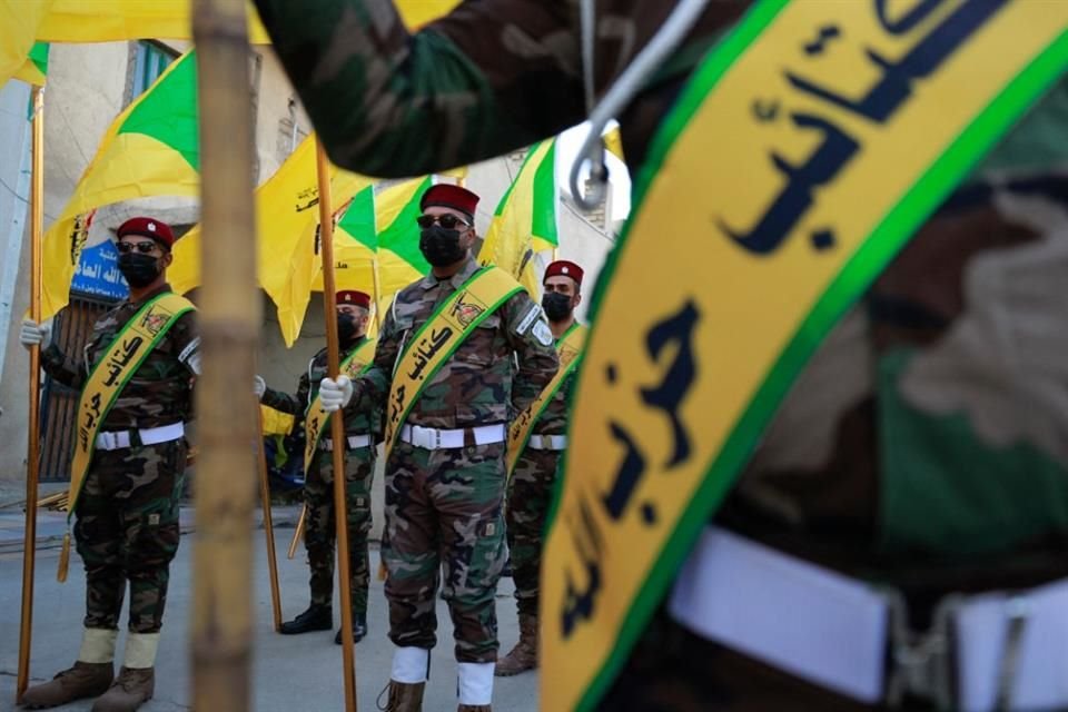 Miembros de Hezbolá acuden a un funeral en Bagdad, el 21 de noviembre del 2023.