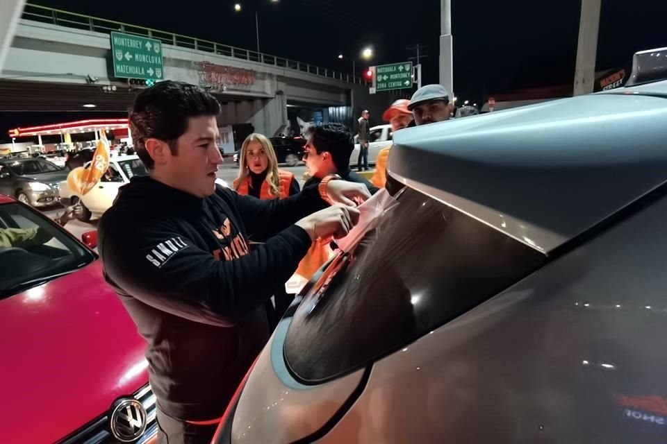 Durante una hora, el precandidato de Movimiento Ciudadano a la Presidencia, Samuel García, pegó calcas en el crucero de Venustiano Carranza y Luis Echeverría.