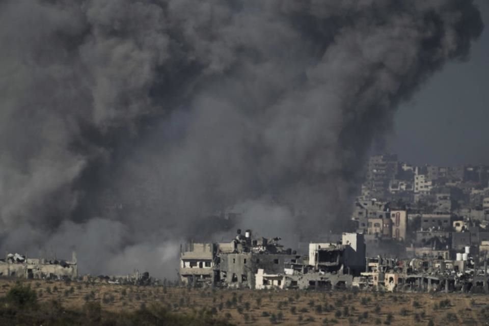 Una columna de humo se eleva tras un ataque aéreo israelí en la Franja de Gaza el 21 de noviembre de 2023, visto desde el sur de Israel.
