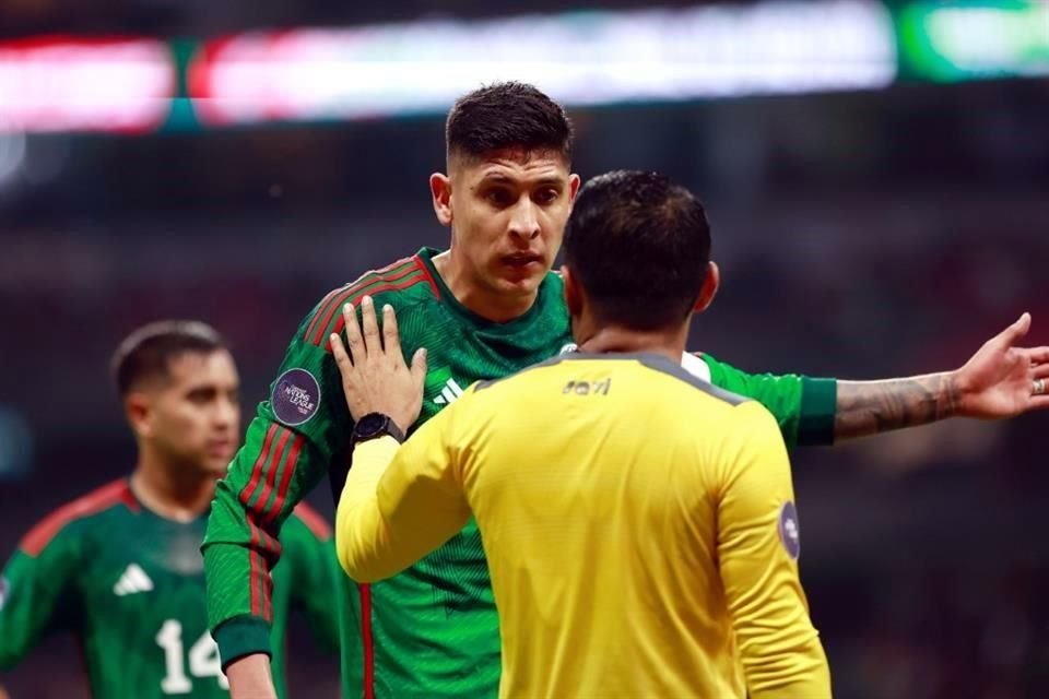 Edson Álvarez salió como capitán, pero el volante mexicano vio tarjeta amarilla al minuto 11.