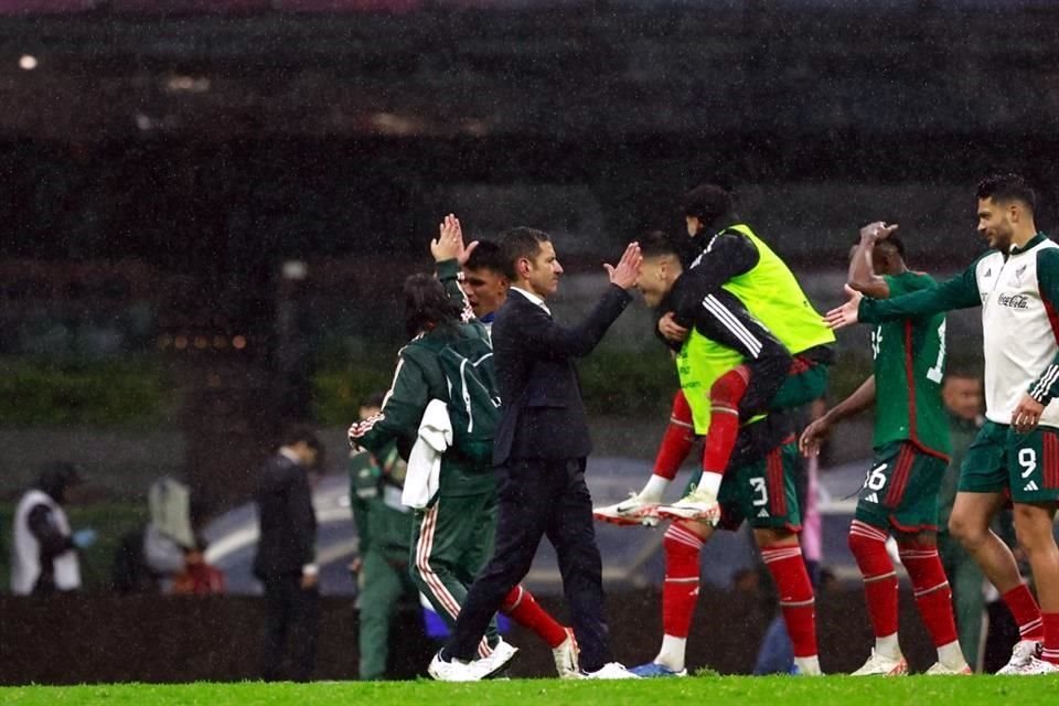 Jaime Lozano felicitando a sus jugadores, pese al sufrido pase.