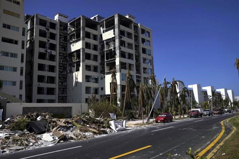 Una vista de los departamentos dañados destruidos por el huracán Otis, en la subdivisión Diamonds de Acapulco, México.