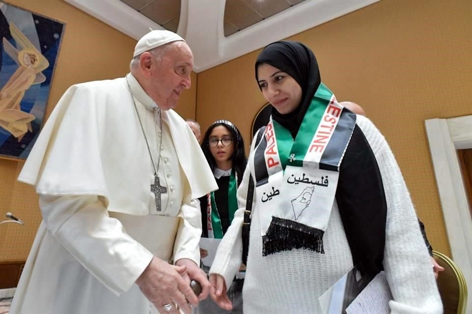 El Papa Francisco habló con familias de palestinos que actualmente viven la guerra en Gaza.