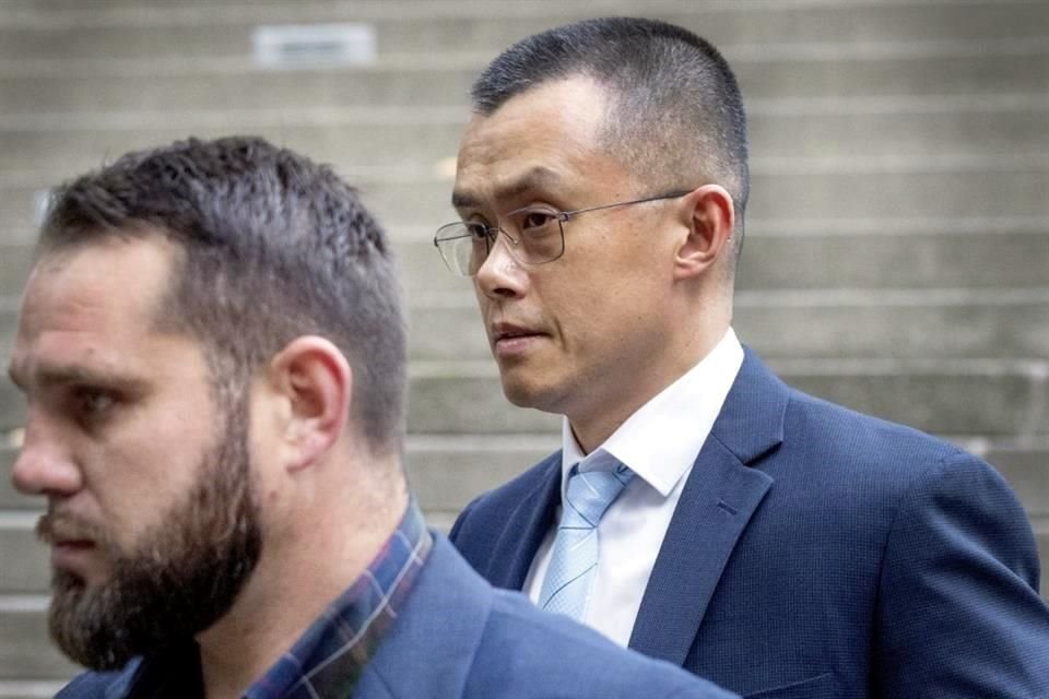 El fundador y ex director ejecutivo de Binance, Changpeng Zhao (a la derecha), abandonando el tribunal federal en Seattle, después de declararse culpable de violaciones de las leyes estadounidenses contra el lavado de dinero.