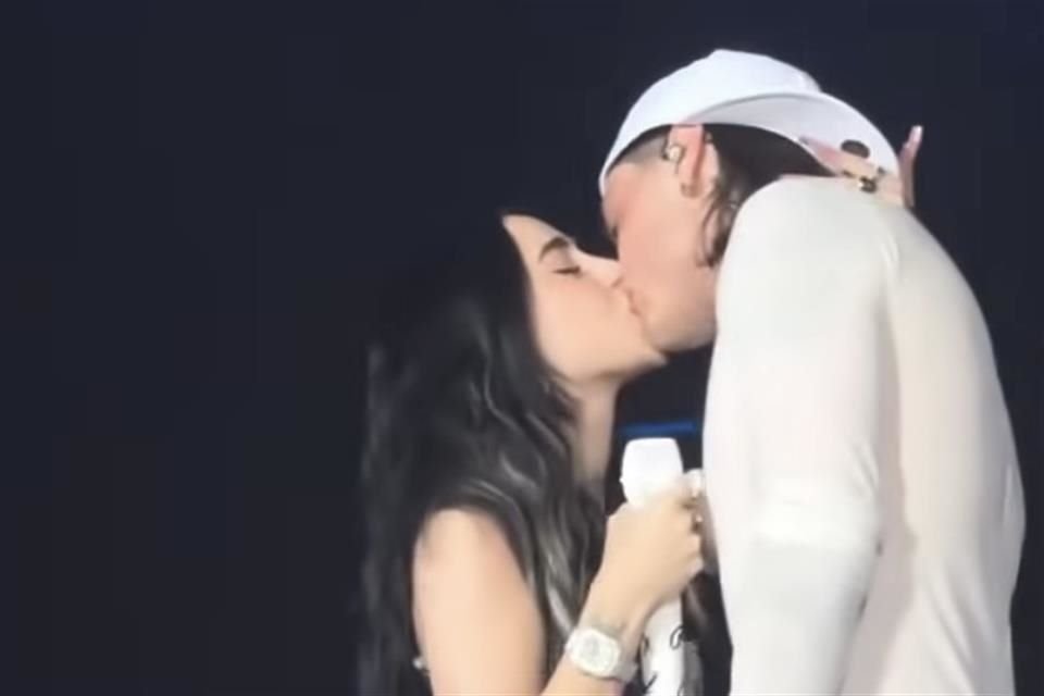 De gira por España, Peso Pluma se presentó en Madrid y tras cantar 'Por las Noches', junto a Nicki Nicole, se dieron un abrazo y un beso.