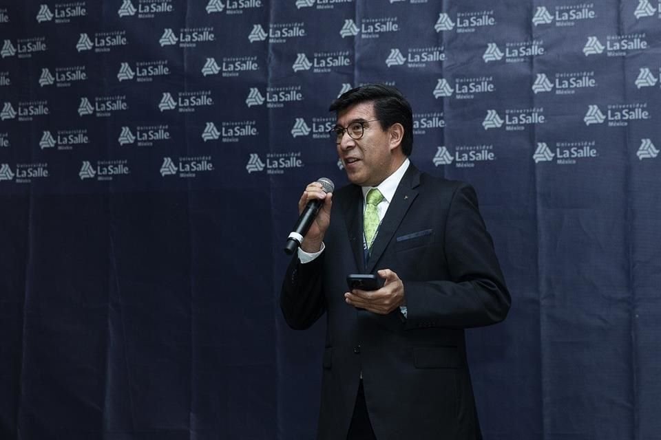 Néstor Anaya Marín, Rector de La Salle, exhortó a los galardonados a continuar con su labor de excelencia.