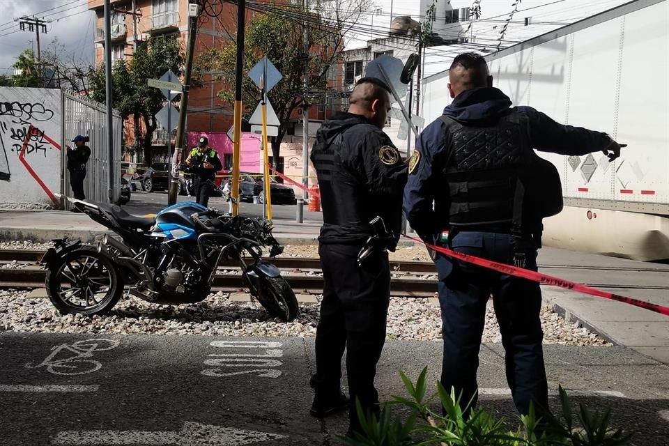 La caja del tráiler que llevaba levadura se ladeó a la derecha, aplastando a un motociclista que circulaba a un lado. 