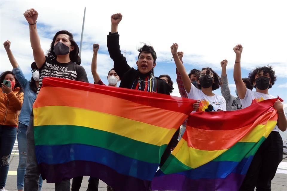 Colectivos de la comunidad LGBT De Toluca se juntaron para celebrar el día del orgullo gay.