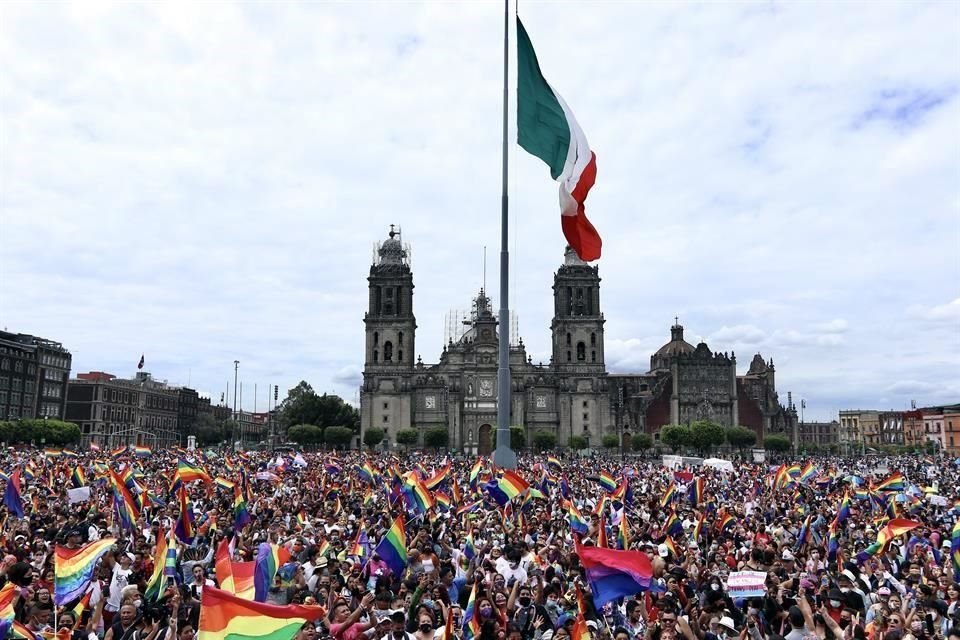Miles de personas de la comunidad LGBT+ salieron este sábado a exigir respeto y celebrar la diversidad sexual con su marcha anual.