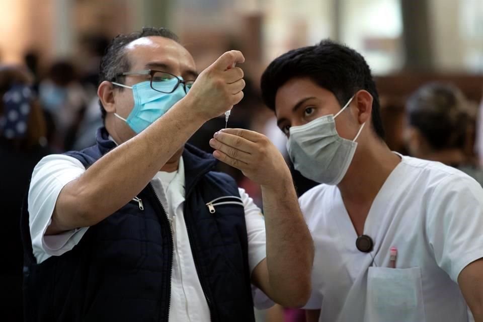 Pese a que #CDMX registra 25% de población total con esquema completo de vacunación, en diversas alcaldías, para primeras dosis, se registró que hasta 30% del objetivo faltó.