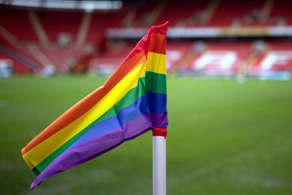 El futbol sigue siendo un campo de batalla para combatir la homofobia.