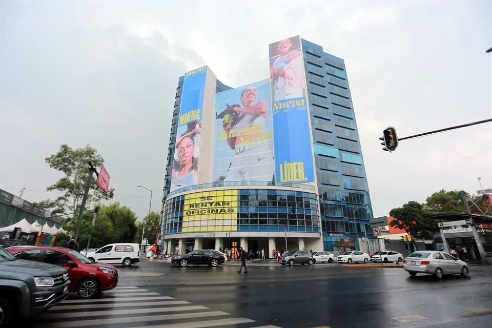 En la antigua sede de la Seduvi, ubicada en Insurgentes 149, esquina con Sullivan, fue colocado un anuncio monumental adherido a los muros.