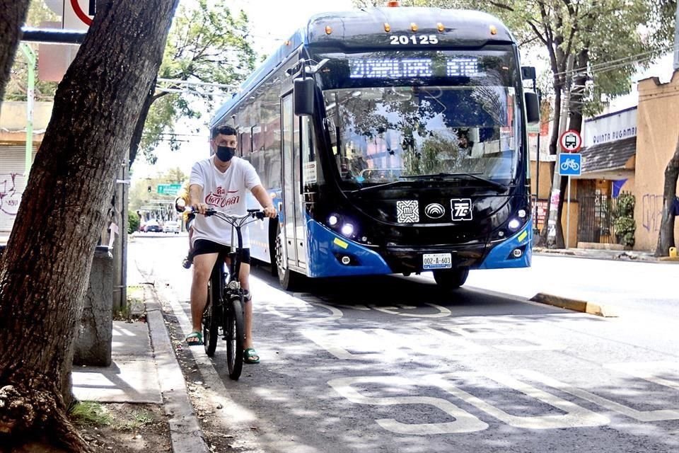 El carril que busca permitir la circulación simultánea de un Trolebús y ciclistas en #Eje2 Avenida del Taller 'adelgazó'.