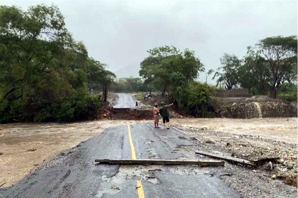 Carretera Manzanillo-Minatitlán, en Colima, fue cerrada durante el paso del huracán 'Enrique' tras colapsar por las lluvias.