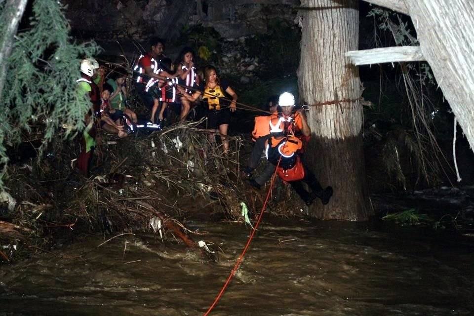 La familia quedó atrapada ante la creciente en el Río La Silla.