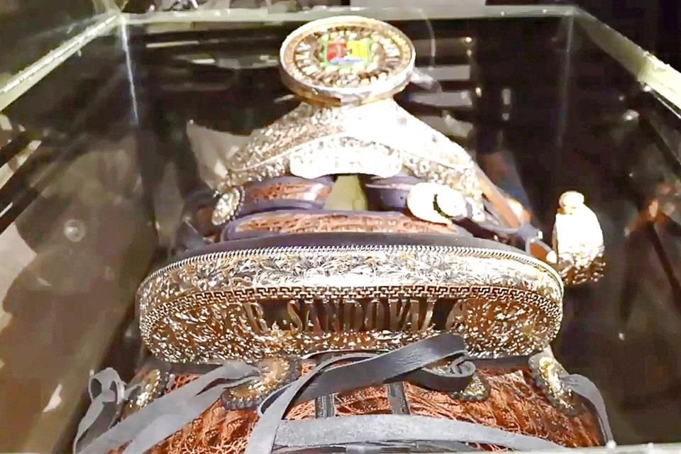 En los ranchos la FGR encontró pinturas de Roberto Sandoval y sillas de montar con su apellido.