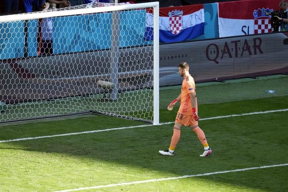 Unai Simón fue partícipe en el autogol de su equipo al hacer una mala recepción.