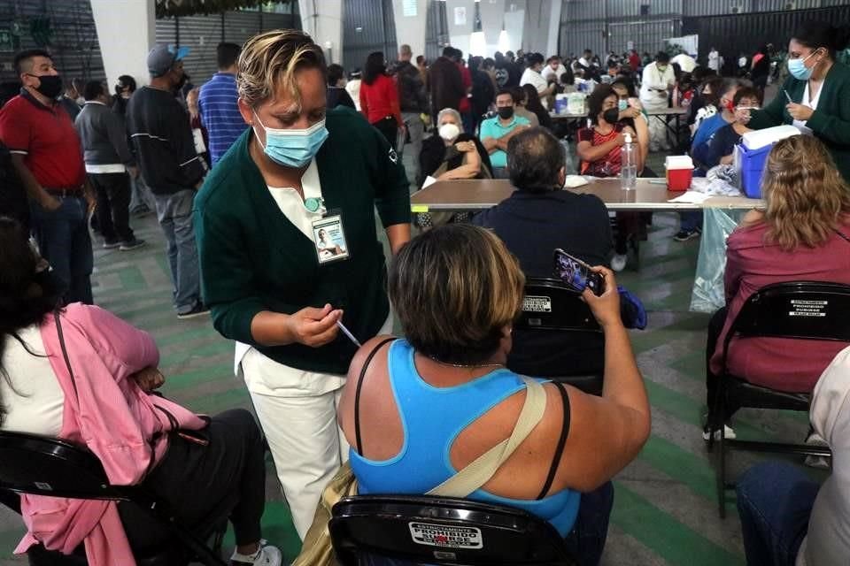 Las filas y aglomeraciones comenzaron por el retraso desde los registros y aplicaciones. Algunos esperaron hasta una hora y media formados para recibir el biológico.