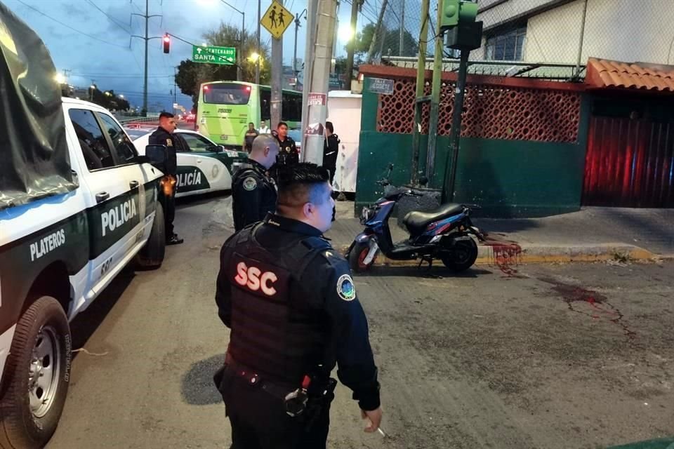 Policías resguardaron la motocicleta del hombre fallecido.