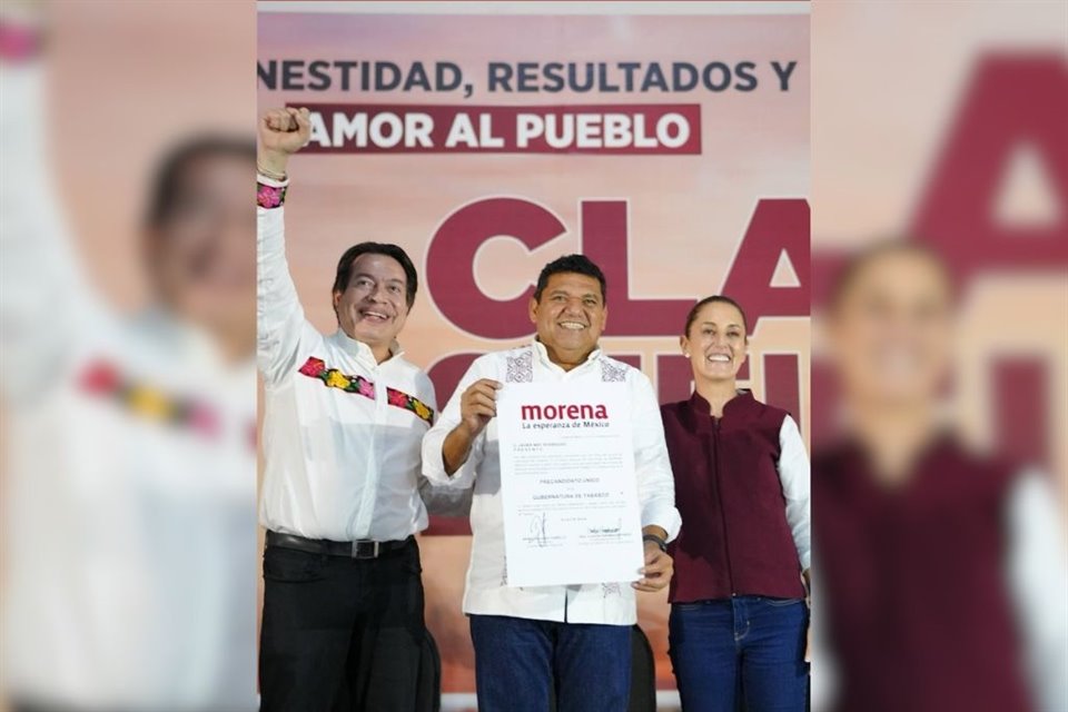 May recibió la constancia que lo acredita como precandidato único de Morena al Estado de Tabasco.