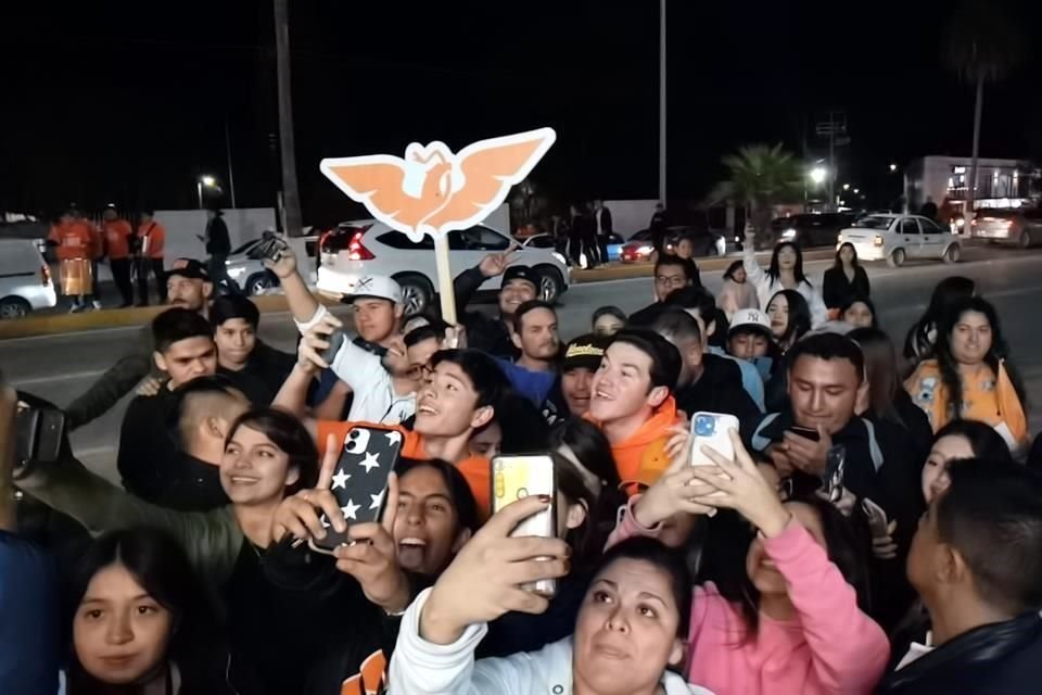 Previo a la cena con empresarios, Samuel García hizo 'cardio' en el crucero del Bulevar Harold R. Pape y Ejército Mexicano, en Monclova.