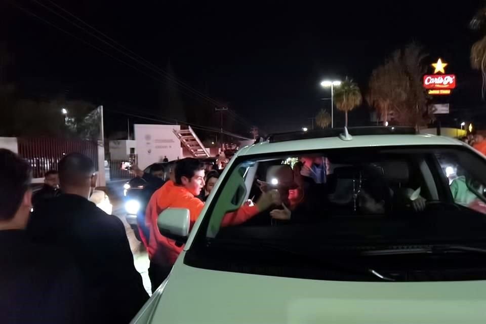 Samuel se movió entre los autos que, por ser hora pico, formaban largas filas en el Bulevar Pape, mientras su equipo de seguridad, simpatizantes y la batucada batallaban para seguirle el paso.