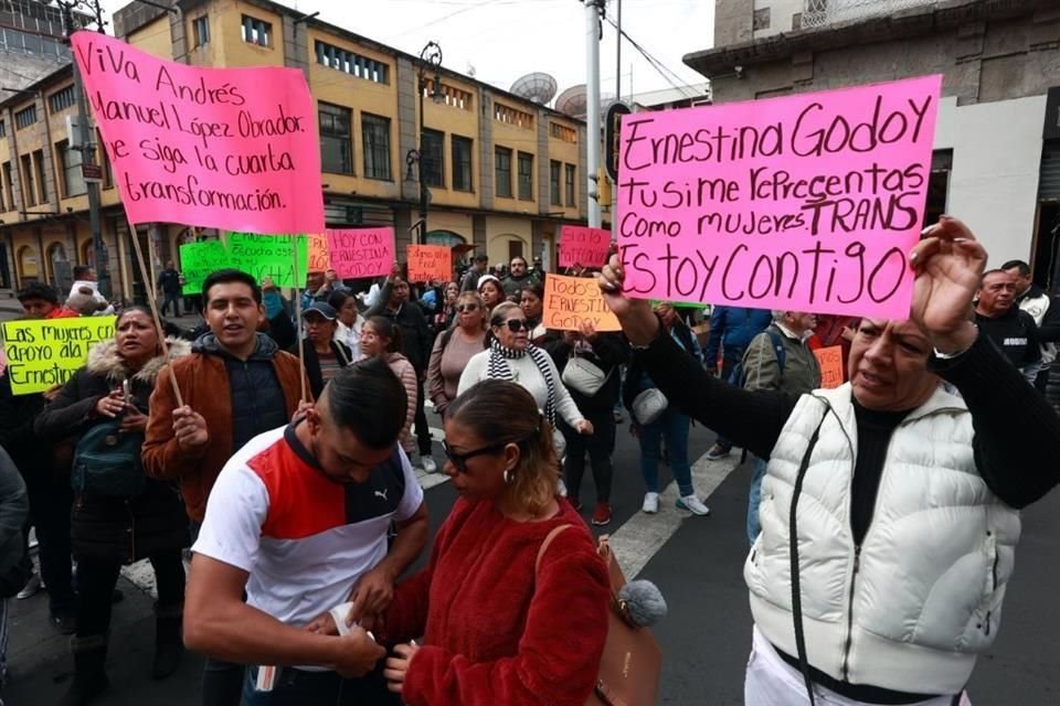 Afuera del Congreso se reunieron simpatizantes de Ernestina Godoy.