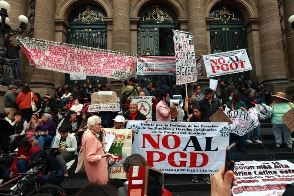 Habitantes de pueblos y colonias de la ciudad de México protestaron en Donceles con lonas, cartulinas y firmas contra el PGOT.