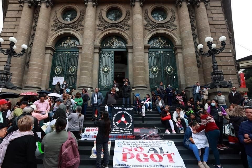 Habitantes de pueblos y colonias de la ciudad de México protestaron en Donceles con lonas, cartulinas y firmas.