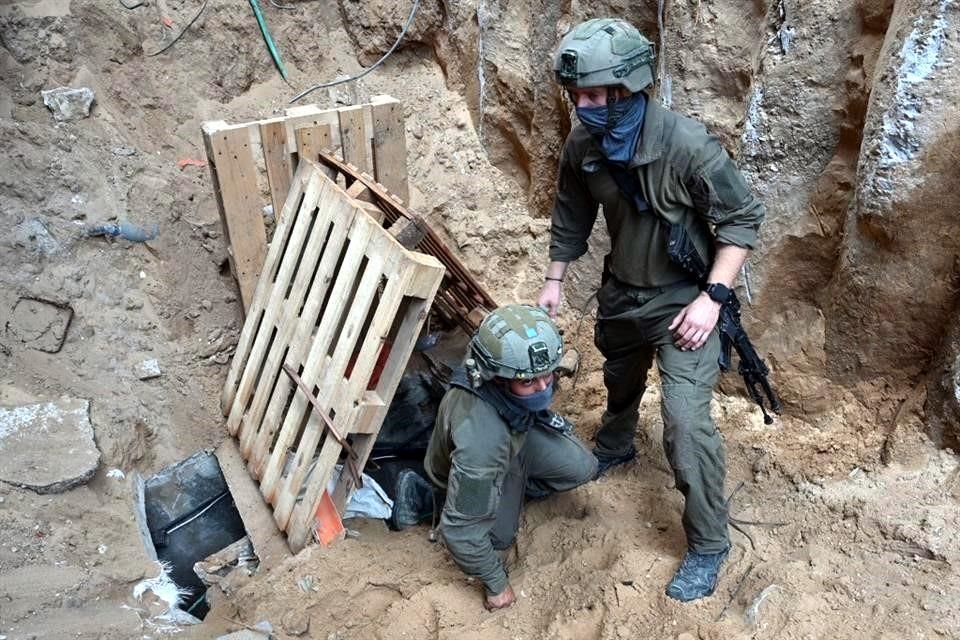 Un soldado israelí sale de lo que el Ejército afirma es un túnel excavado por militantes de Hamas dentro del complejo hospitalario Al-Shifa.