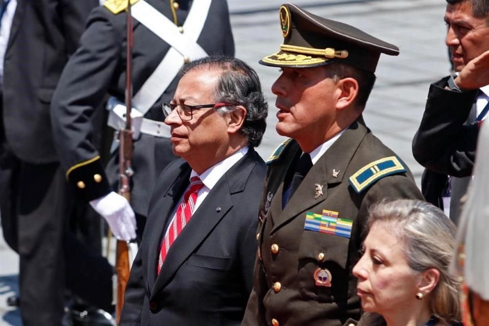 El Presidente de Colombia, Gustavo Petro, llega a la Asamblea Nacional para la toma de posesión de Noboa.